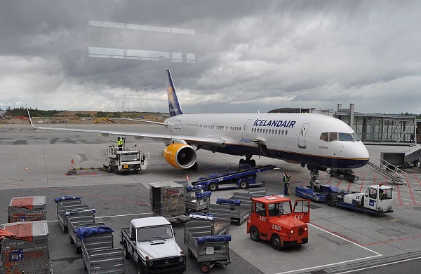  Avio da Icelandair sendo atendido por outra companhia area (SAS) no Aeroporto Gardermoen. 